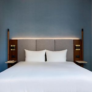 Zimmer mit Kingsize-Bett